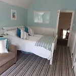 Broomfield House 4* ويتبي